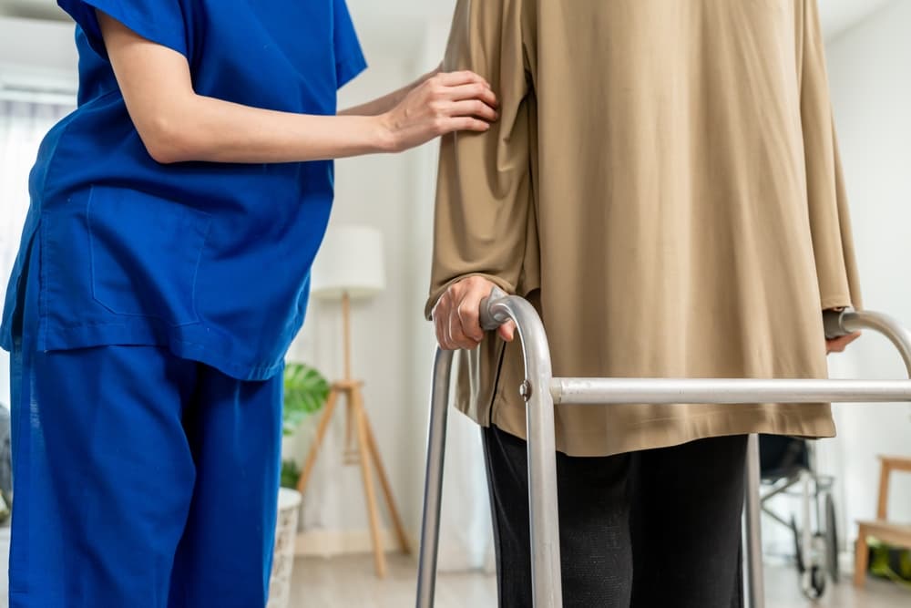 24-Stunden-Pflegedienst oder 24-Stunden-Pflege? Unterschied 2026