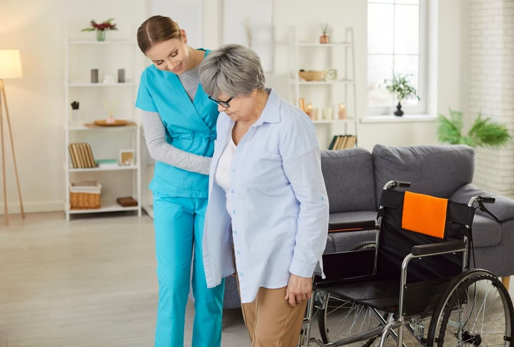 Pflegekraft für zuhause: Kosten, Aufgaben und Lösungen 2026