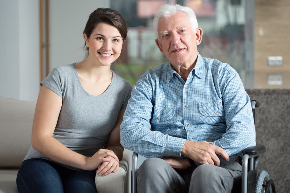 Wie lassen sich die Kosten der 24-Stunden-Pflege senken? (Zuschüsse & Tipps)